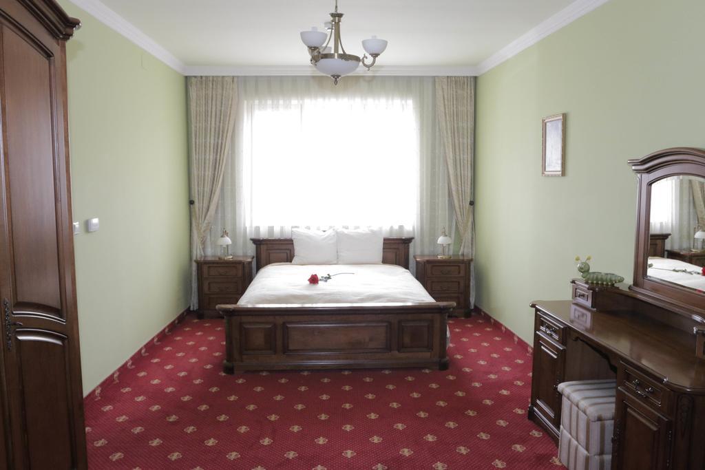 Hotel Slavia Салонта Екстер'єр фото