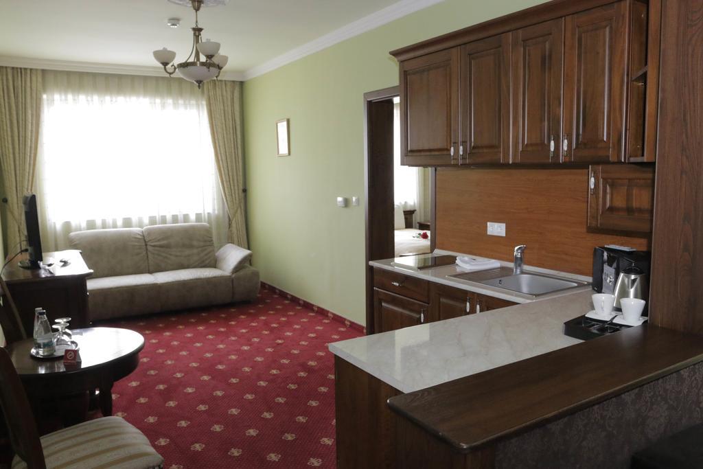 Hotel Slavia Салонта Екстер'єр фото