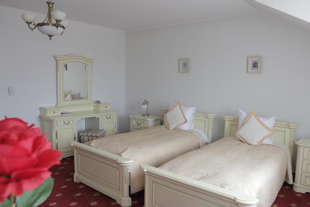 Hotel Slavia Салонта Екстер'єр фото