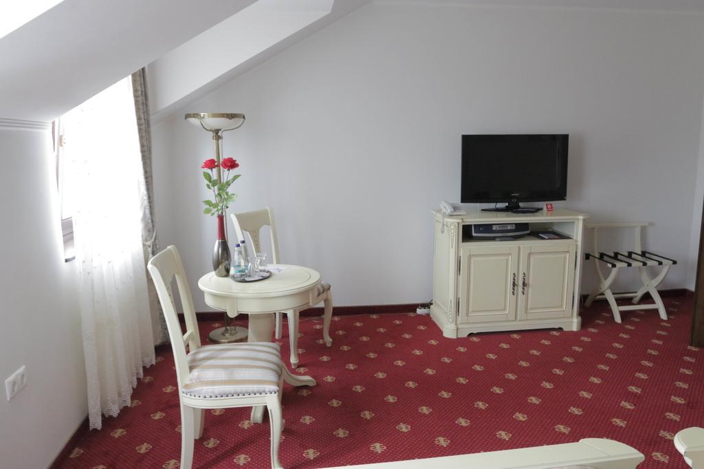 Hotel Slavia Салонта Екстер'єр фото