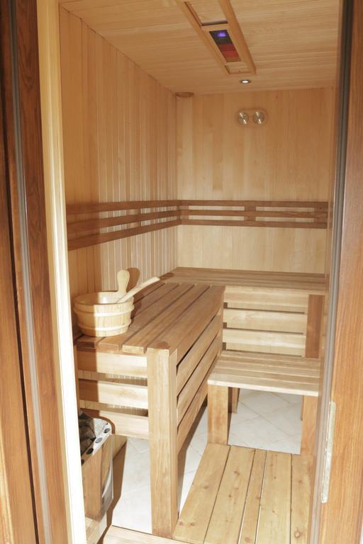 Hotel Slavia Салонта Екстер'єр фото