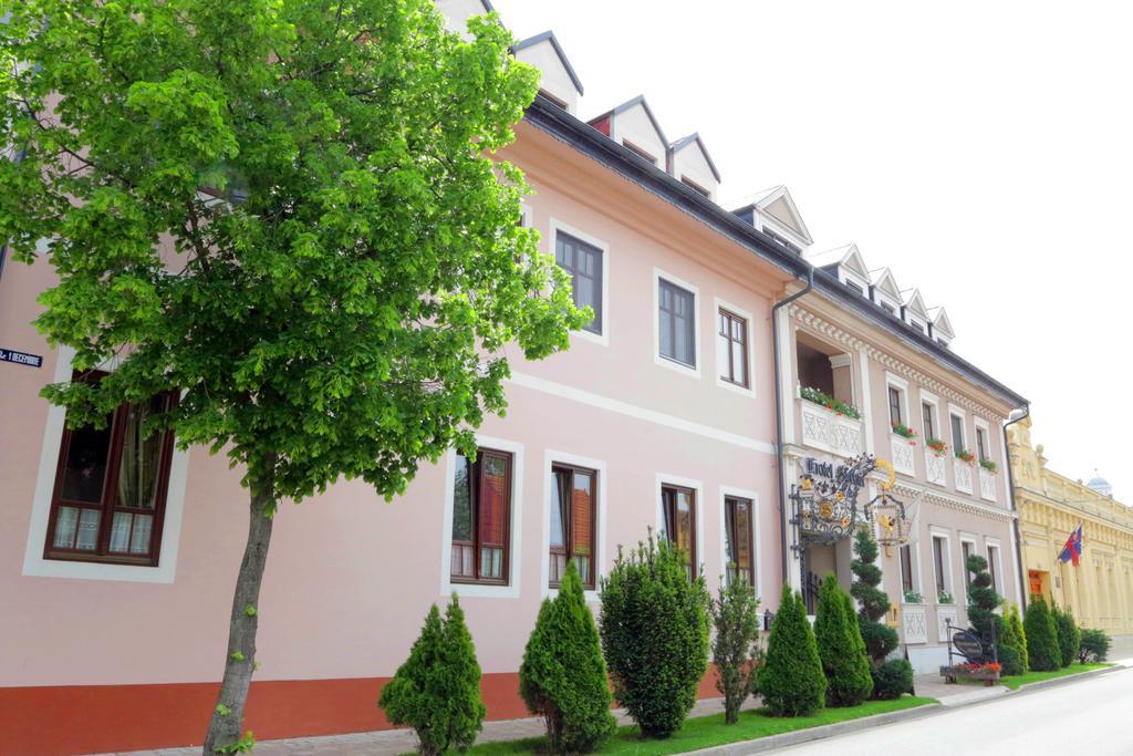 Hotel Slavia Салонта Екстер'єр фото