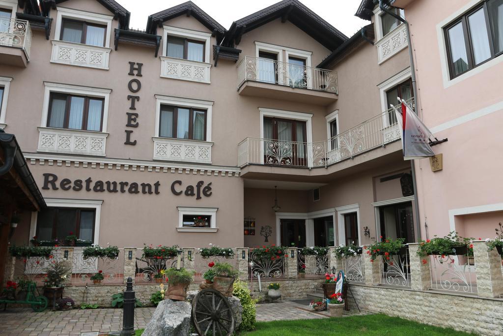 Hotel Slavia Салонта Екстер'єр фото