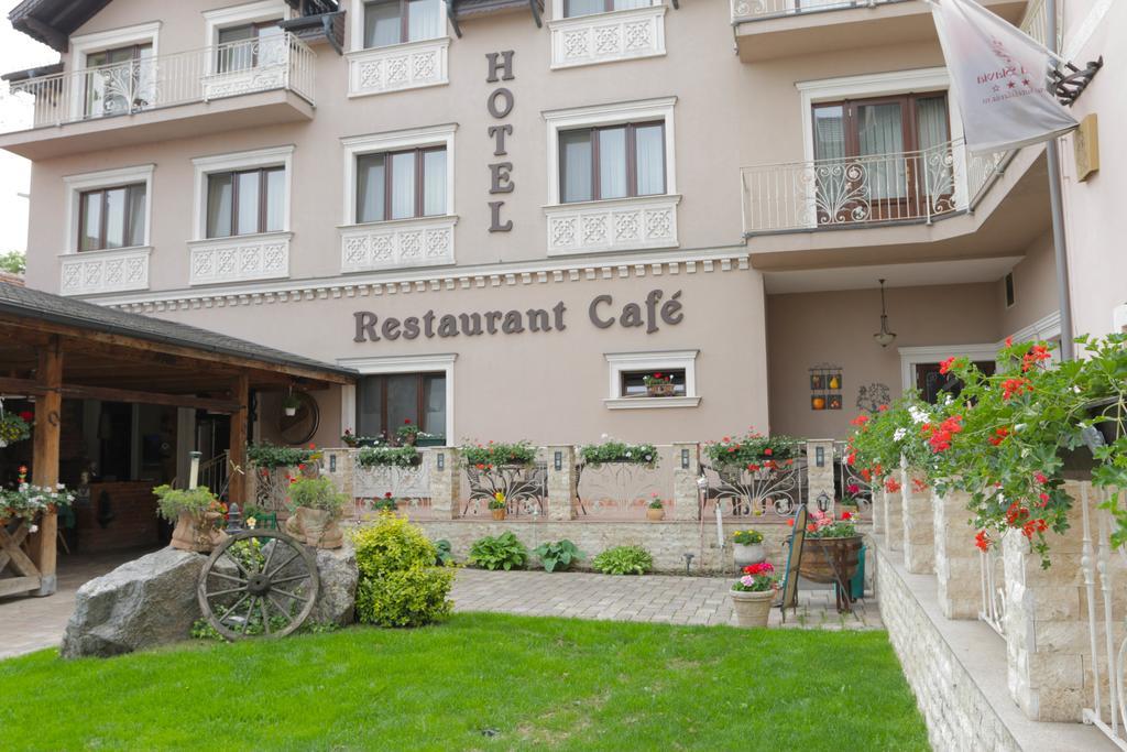 Hotel Slavia Салонта Екстер'єр фото