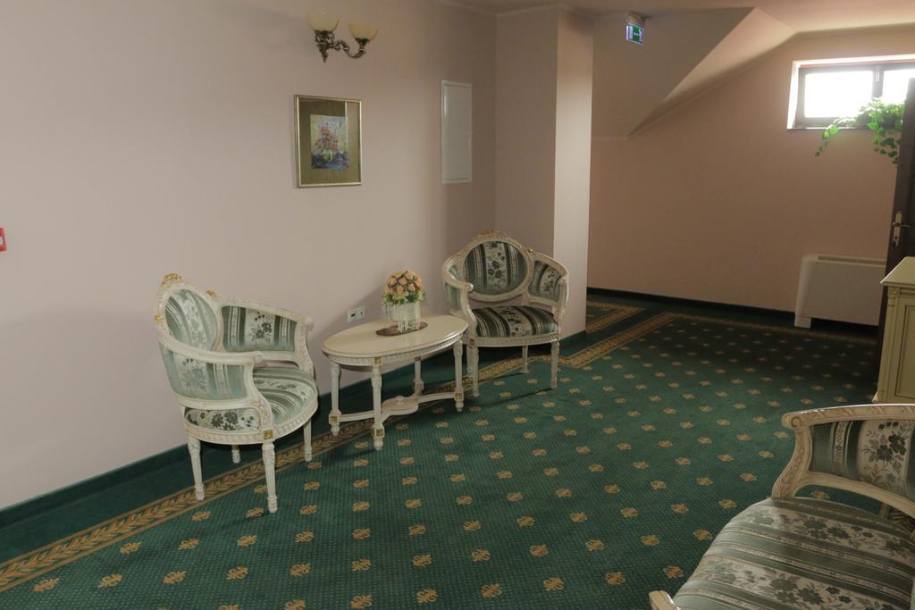 Hotel Slavia Салонта Екстер'єр фото