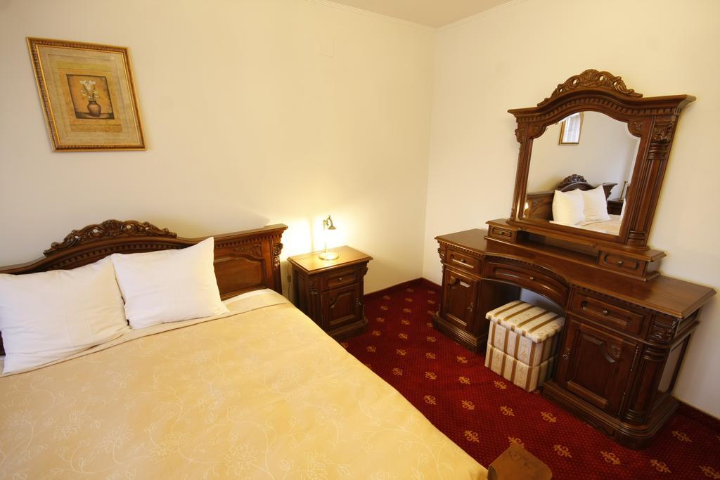 Hotel Slavia Салонта Екстер'єр фото