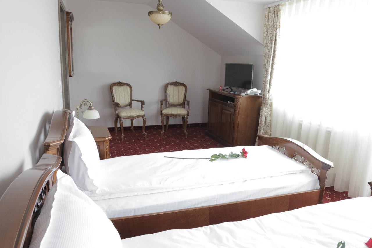 Hotel Slavia Салонта Екстер'єр фото