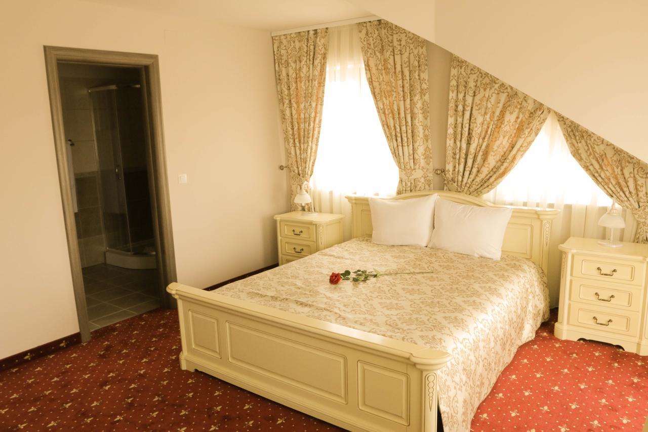 Hotel Slavia Салонта Екстер'єр фото