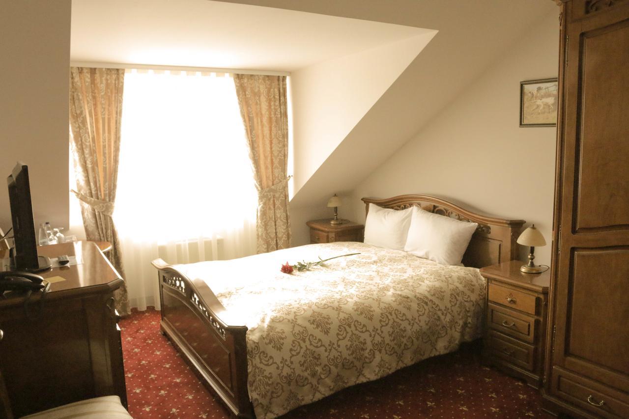 Hotel Slavia Салонта Екстер'єр фото
