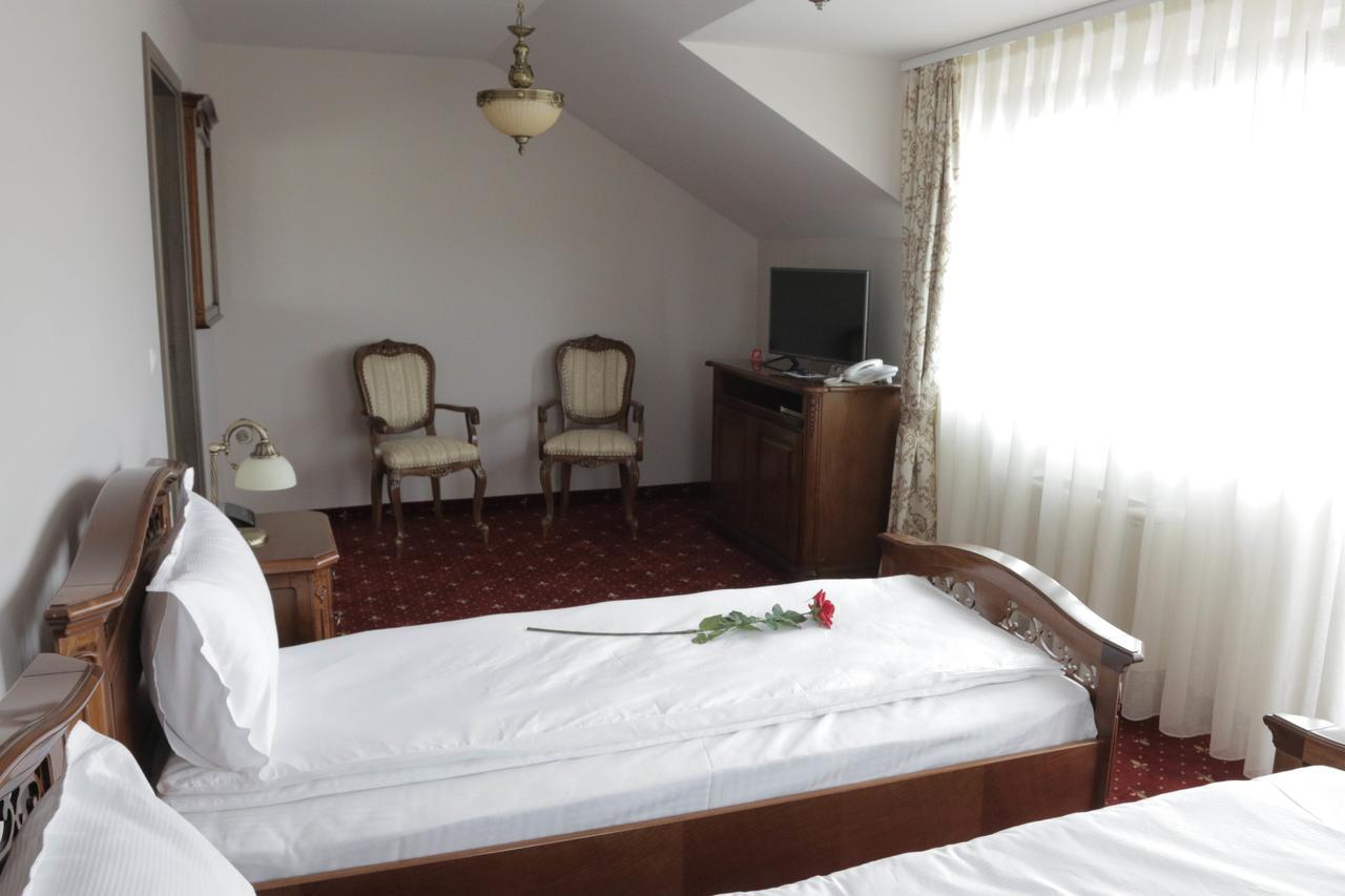 Hotel Slavia Салонта Екстер'єр фото